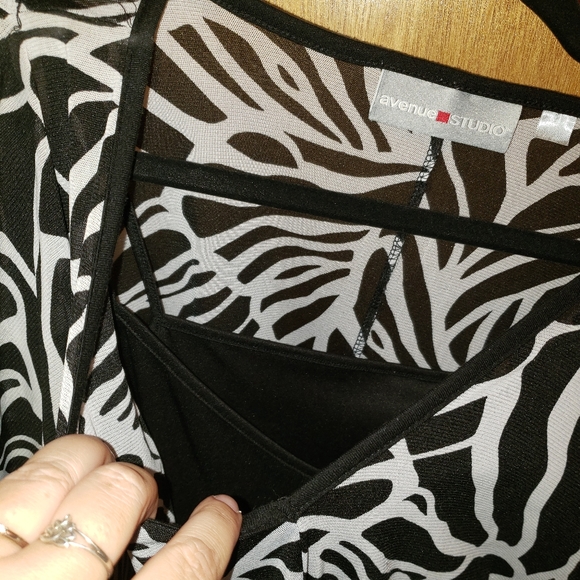 EUC Avenue Studio 18/20 top w/split sleeves - Picture 3 of 6